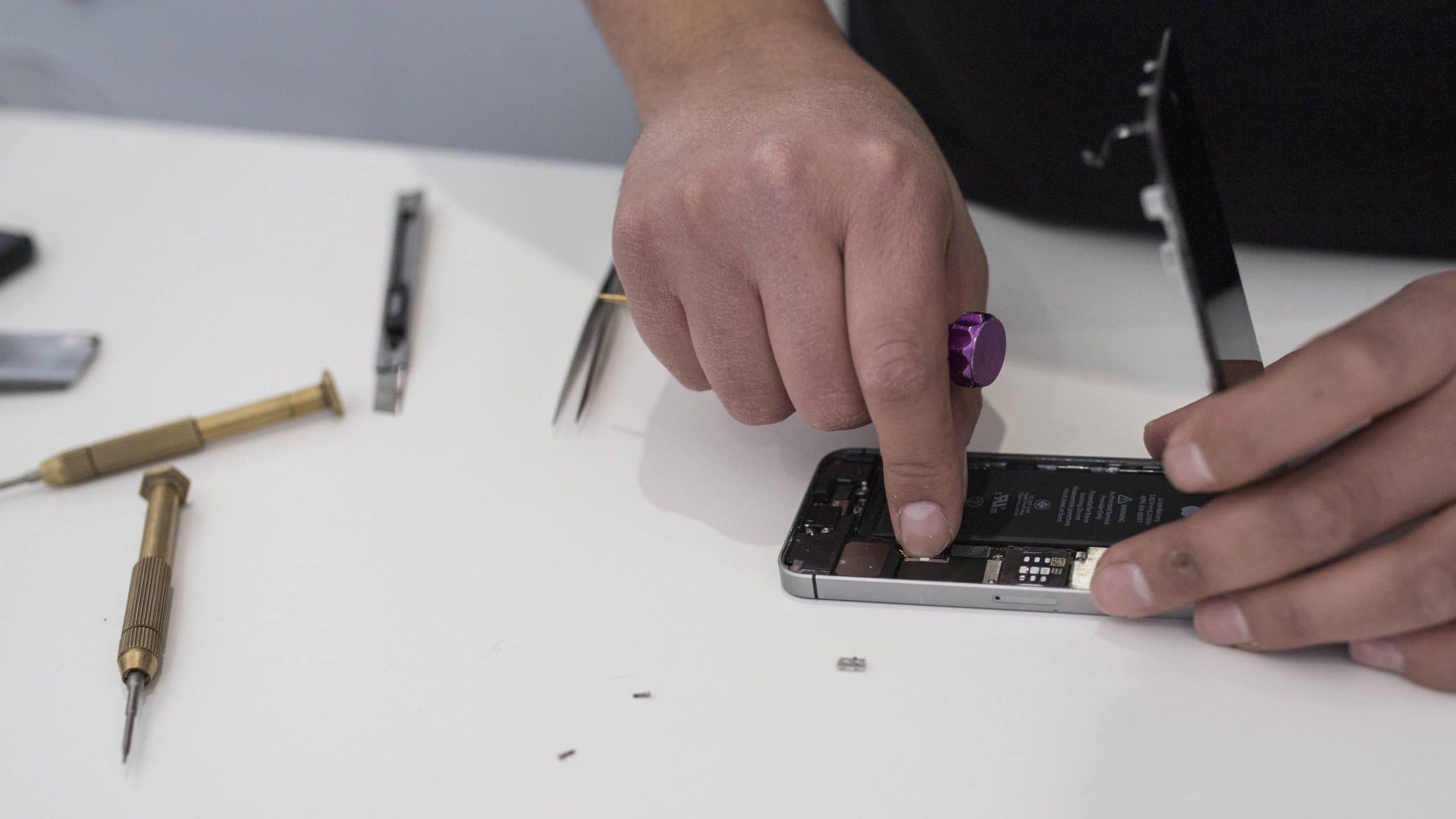 Cleaning iPhone speakers How to do it Practical Tips